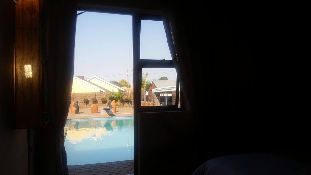 African Phoenix Guest Lodge Johannesburg Exterior photo
