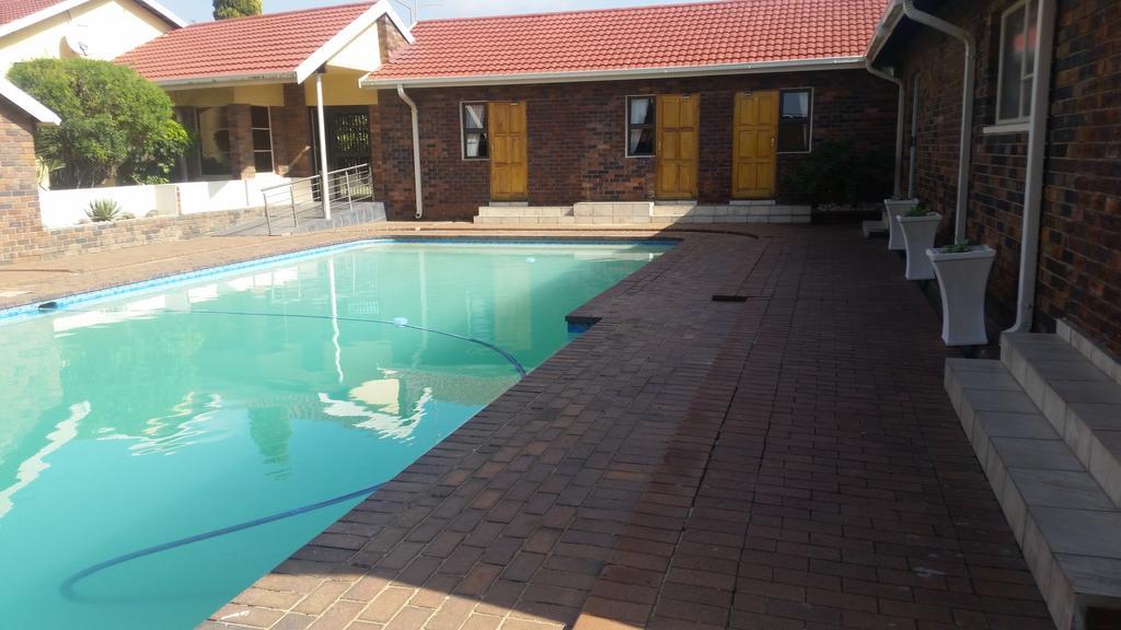 African Phoenix Guest Lodge Johannesburg Exterior photo